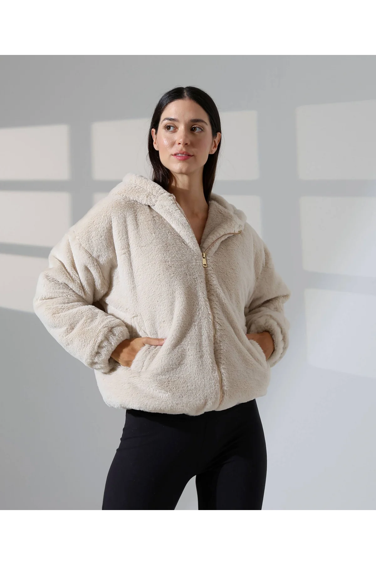 Kadın Bej Peluş Kapüşonlu Fermuarlı Astarlı Oversize Bomber Mont