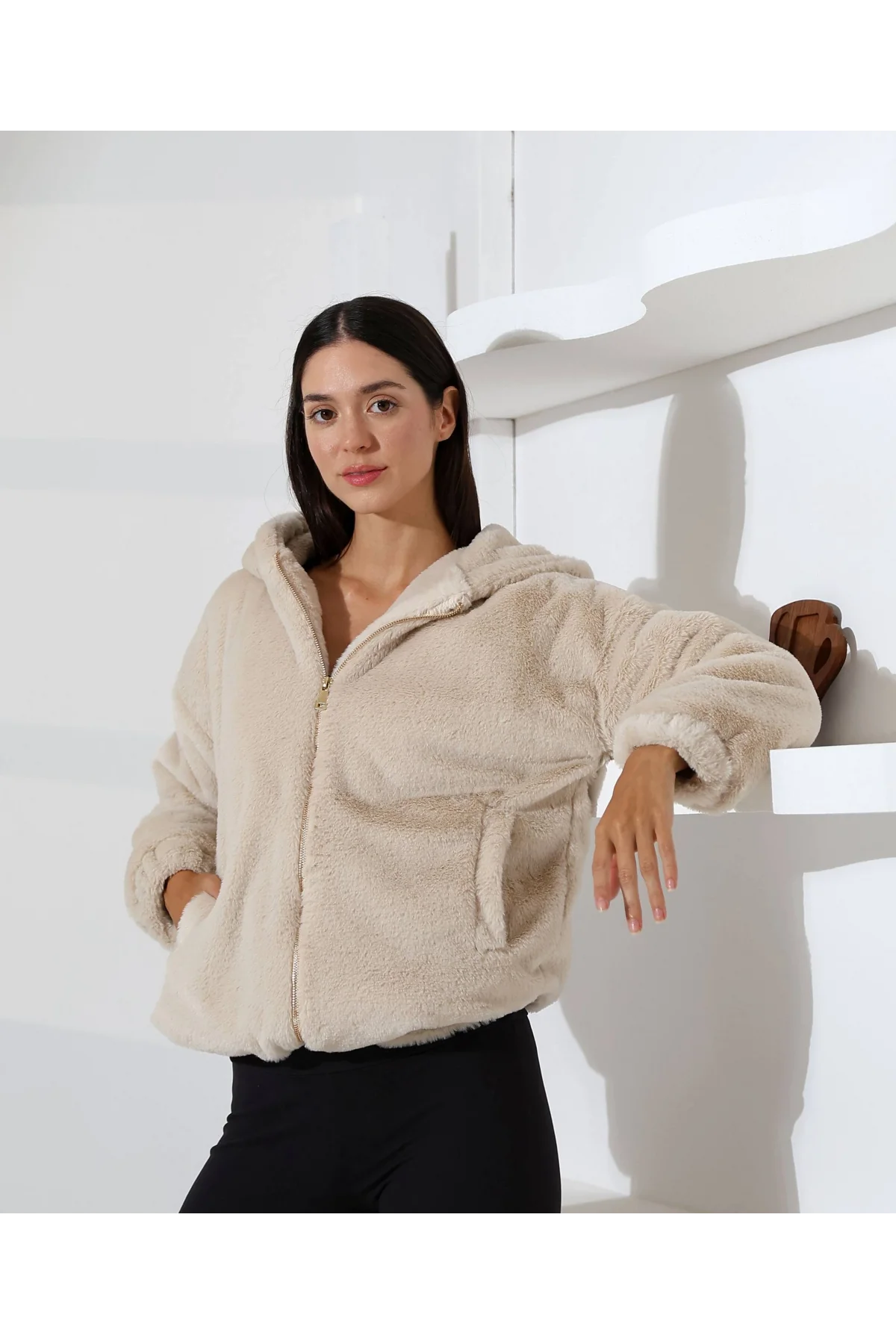 Kadın Bej Peluş Kapüşonlu Fermuarlı Astarlı Oversize Bomber Mont