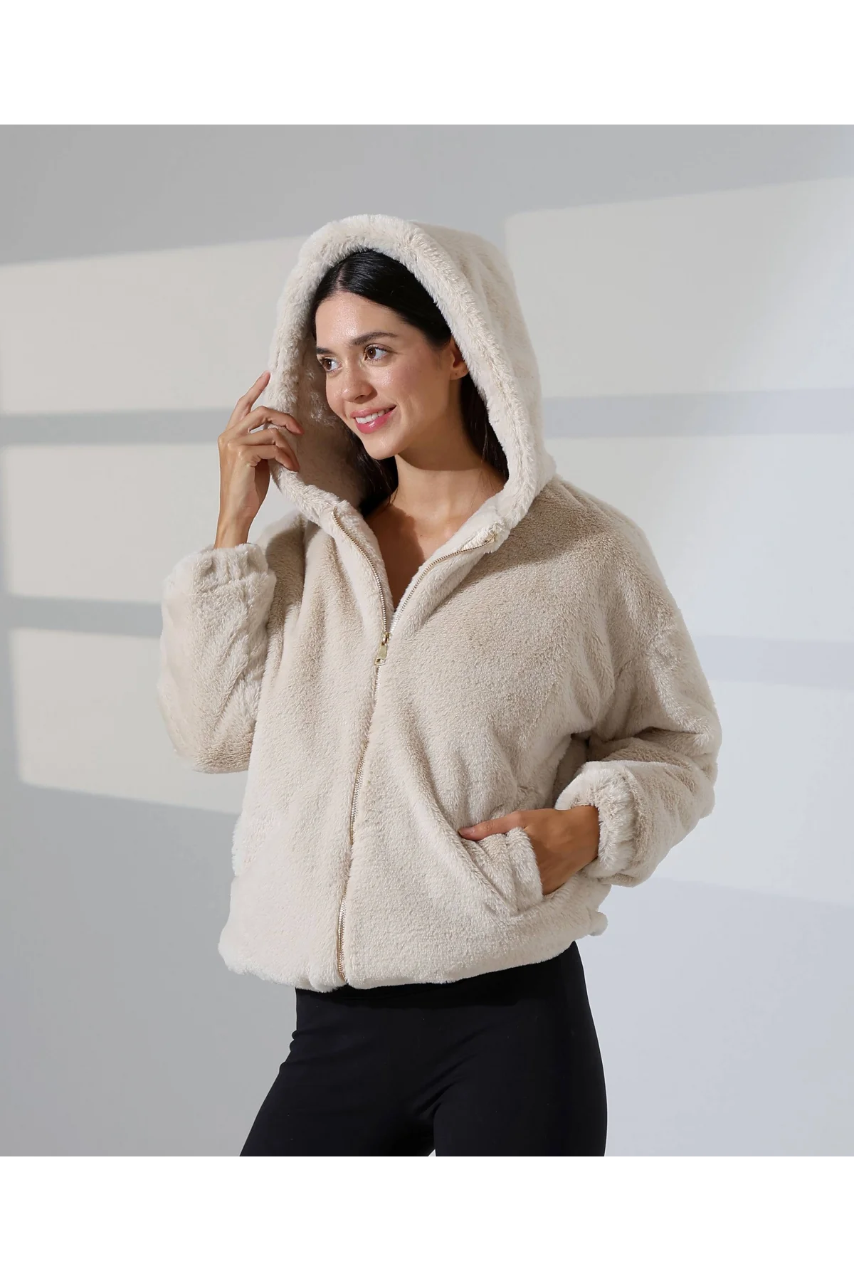 Kadın Bej Peluş Kapüşonlu Fermuarlı Astarlı Oversize Bomber Mont