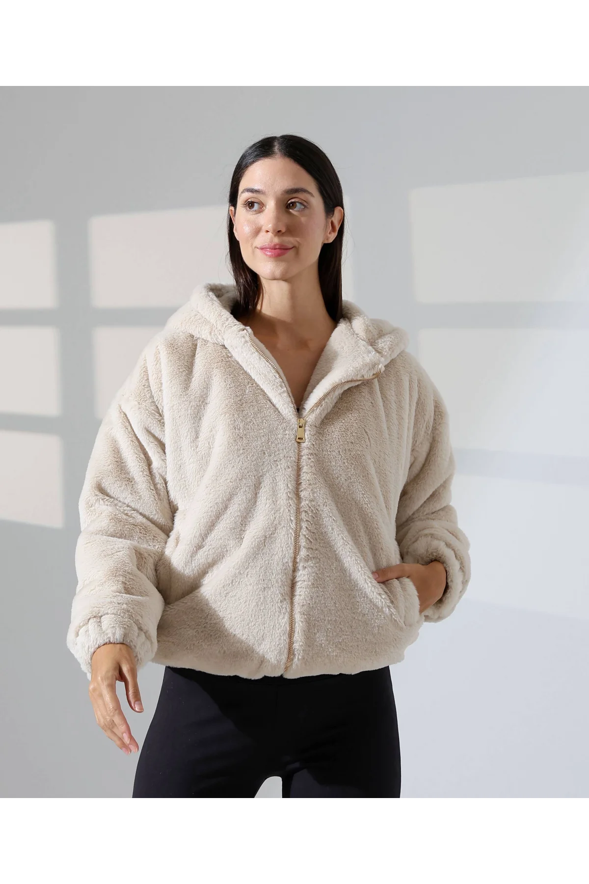 Kadın Bej Peluş Kapüşonlu Fermuarlı Astarlı Oversize Bomber Mont