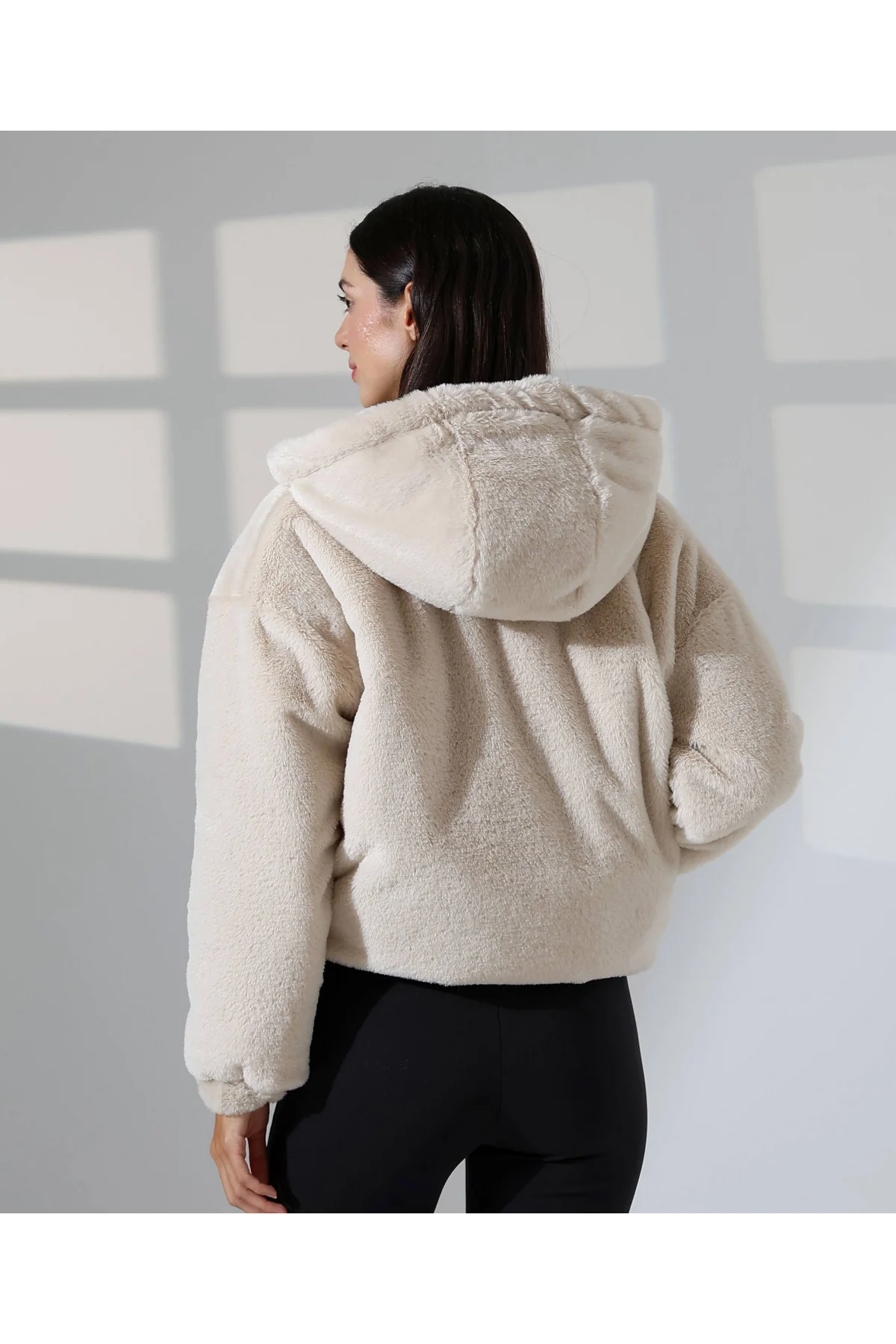 Kadın Bej Peluş Kapüşonlu Fermuarlı Astarlı Oversize Bomber Mont