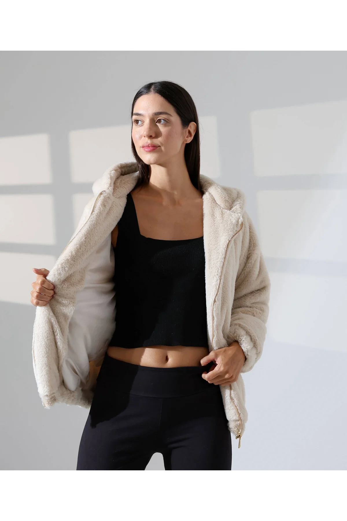 Kadın Bej Peluş Kapüşonlu Fermuarlı Astarlı Oversize Bomber Mont