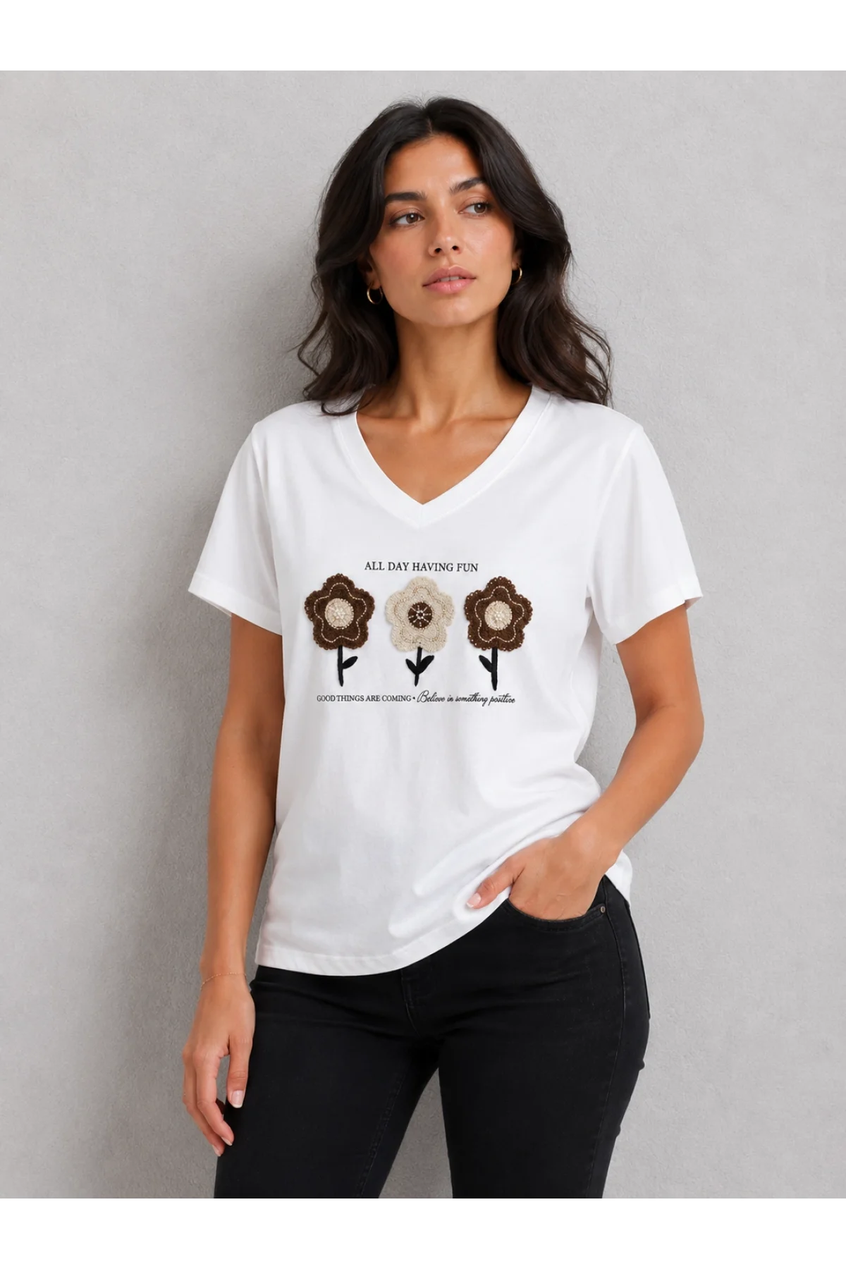 Kadın Beyaz V Yaka %100 Pamuklu Boncuk Nakış İşlemeli T-Shirt Çiçekli