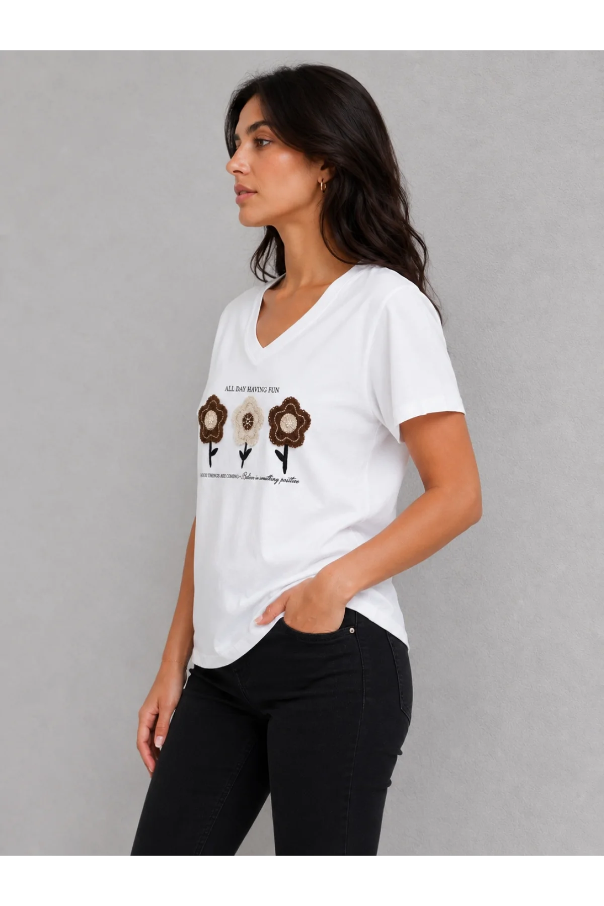 Kadın Beyaz V Yaka %100 Pamuklu Boncuk Nakış İşlemeli T-Shirt Çiçekli