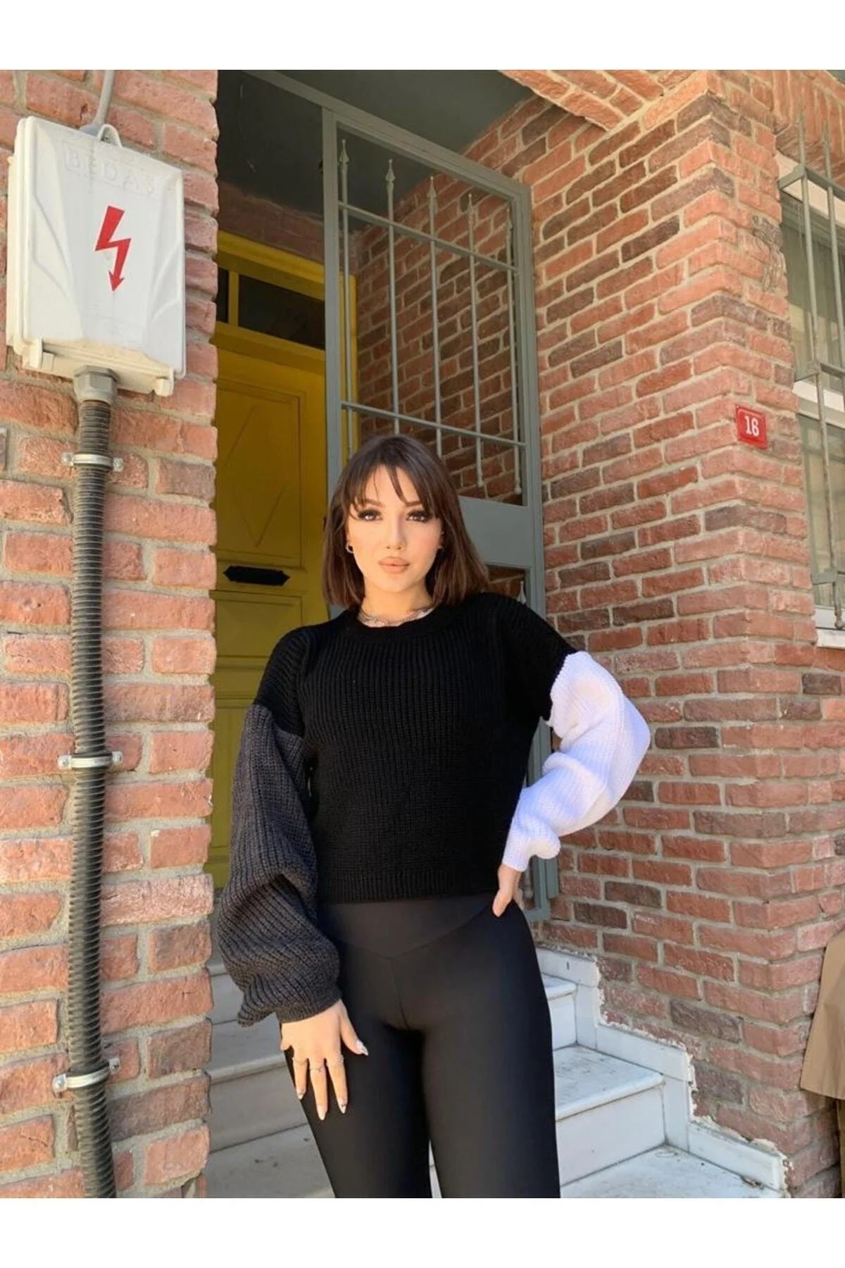 Kadın Siyah Beyaz Antrasit Renk Bloklu Selanik Örgü Bisiklet Yaka Crop Kazak