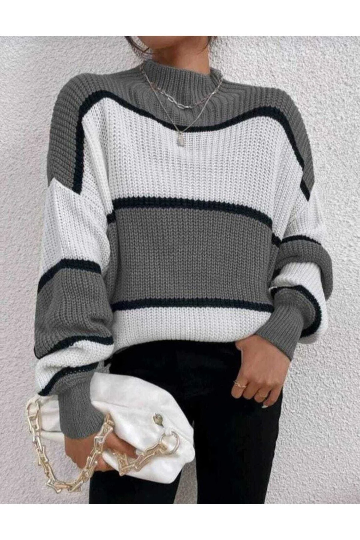 Kadın Gri Beyaz Siyah Çizgili Renk Bloklu Yarım Balıkçı Yaka Oversize Triko Kazak