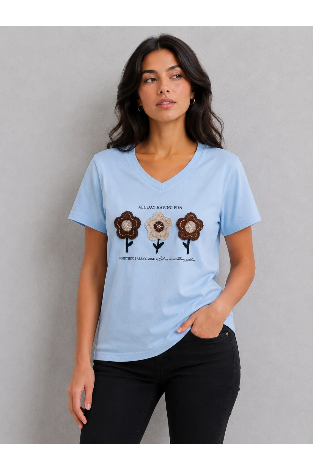 Kadın Mavi V Yaka %100 Pamuklu Boncuk Nakış İşlemeli T-Shirt Çiçekli
