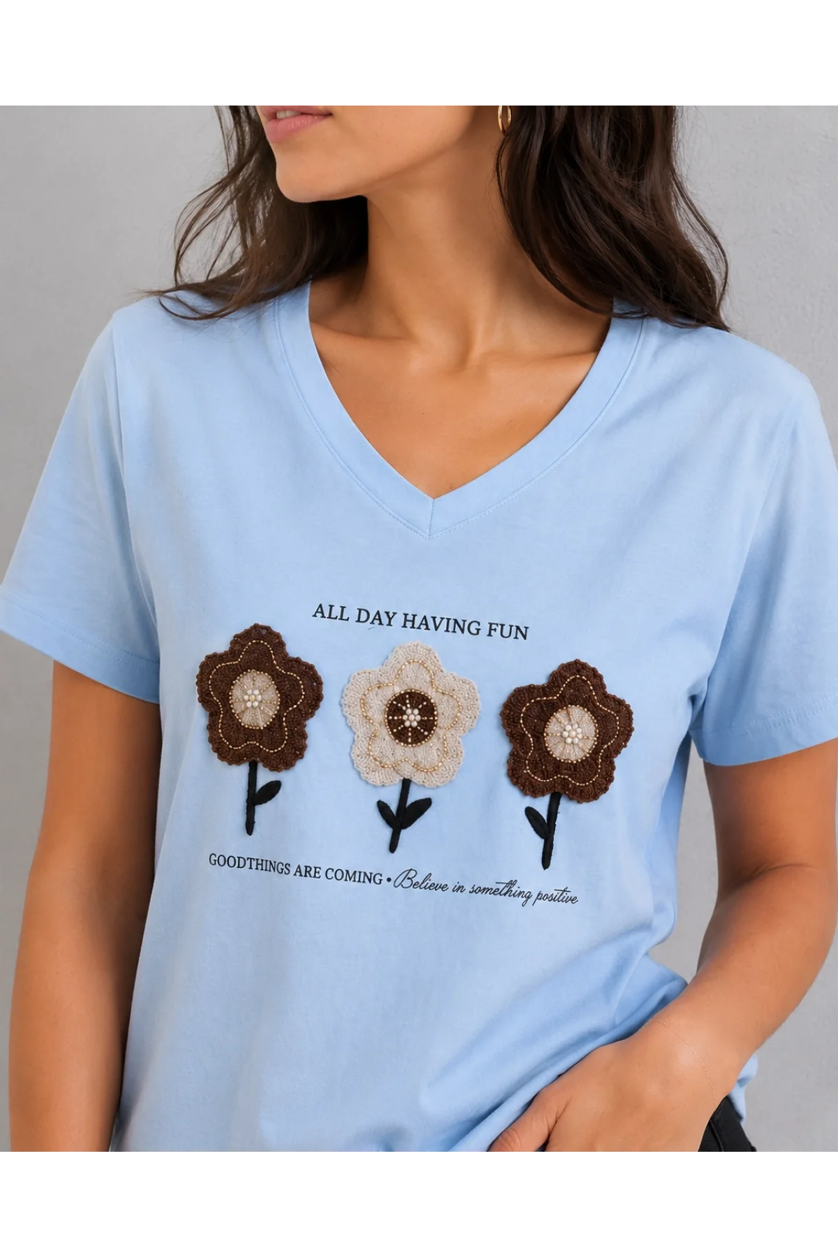 Kadın Mavi V Yaka %100 Pamuklu Boncuk Nakış İşlemeli T-Shirt Çiçekli