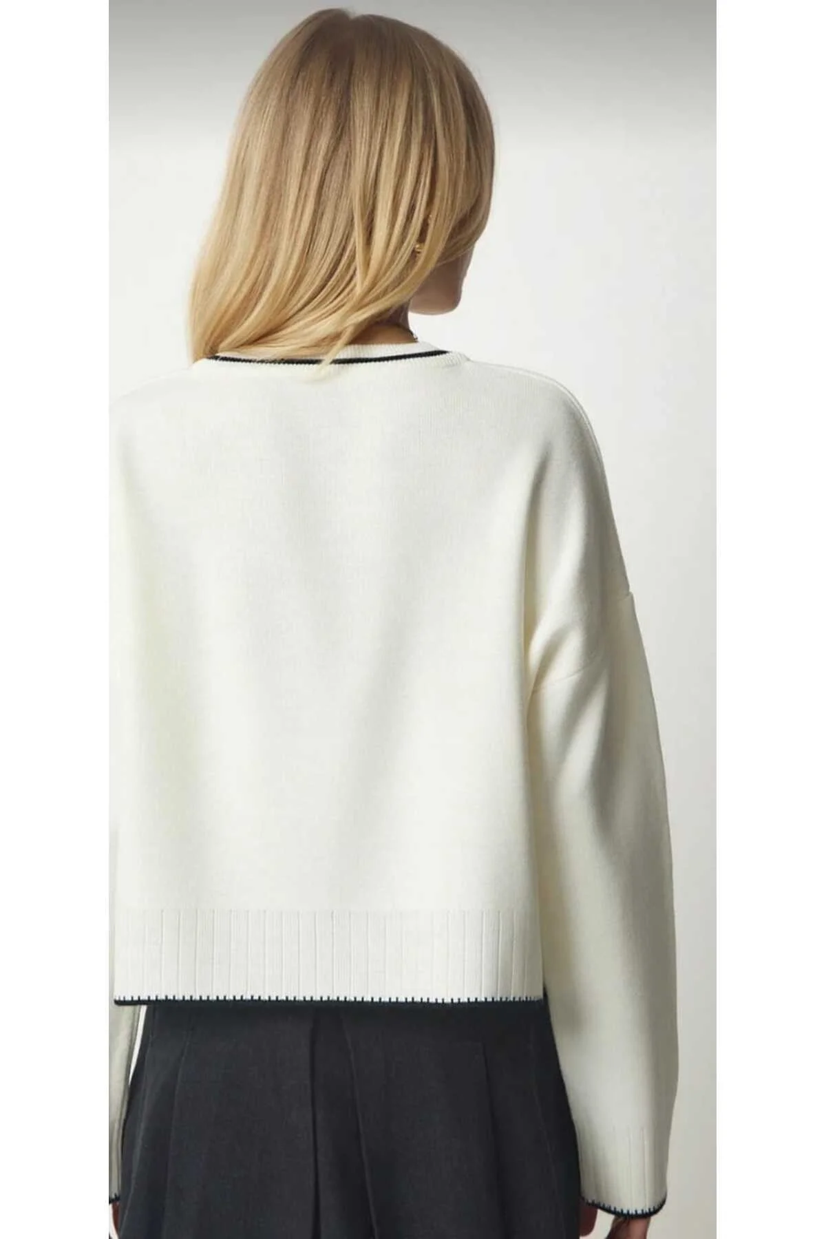 Kadın Beyaz Çoban Dikiş Detaylı Bisiklet Yaka Yumuşak Doku Crop Triko Kazak