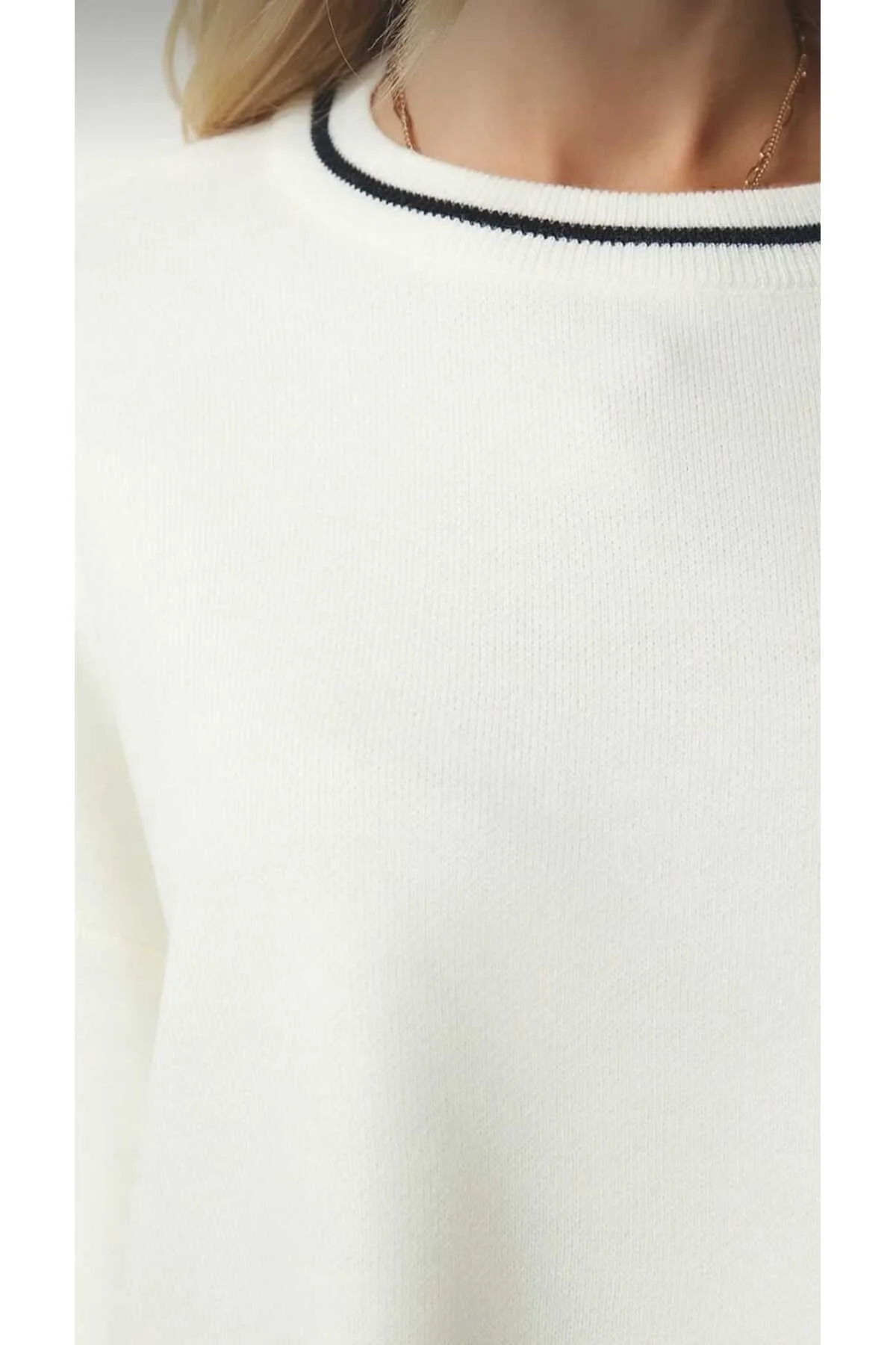 Kadın Beyaz Çoban Dikiş Detaylı Bisiklet Yaka Yumuşak Doku Crop Triko Kazak