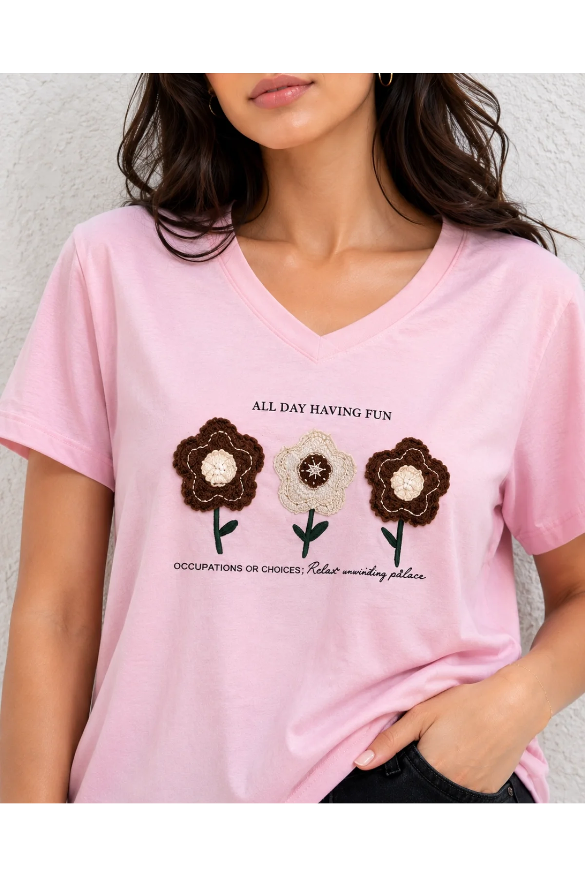 Kadın Pembe V Yaka %100 Pamuklu Boncuk Nakış İşlemeli T-Shirt Çiçekli
