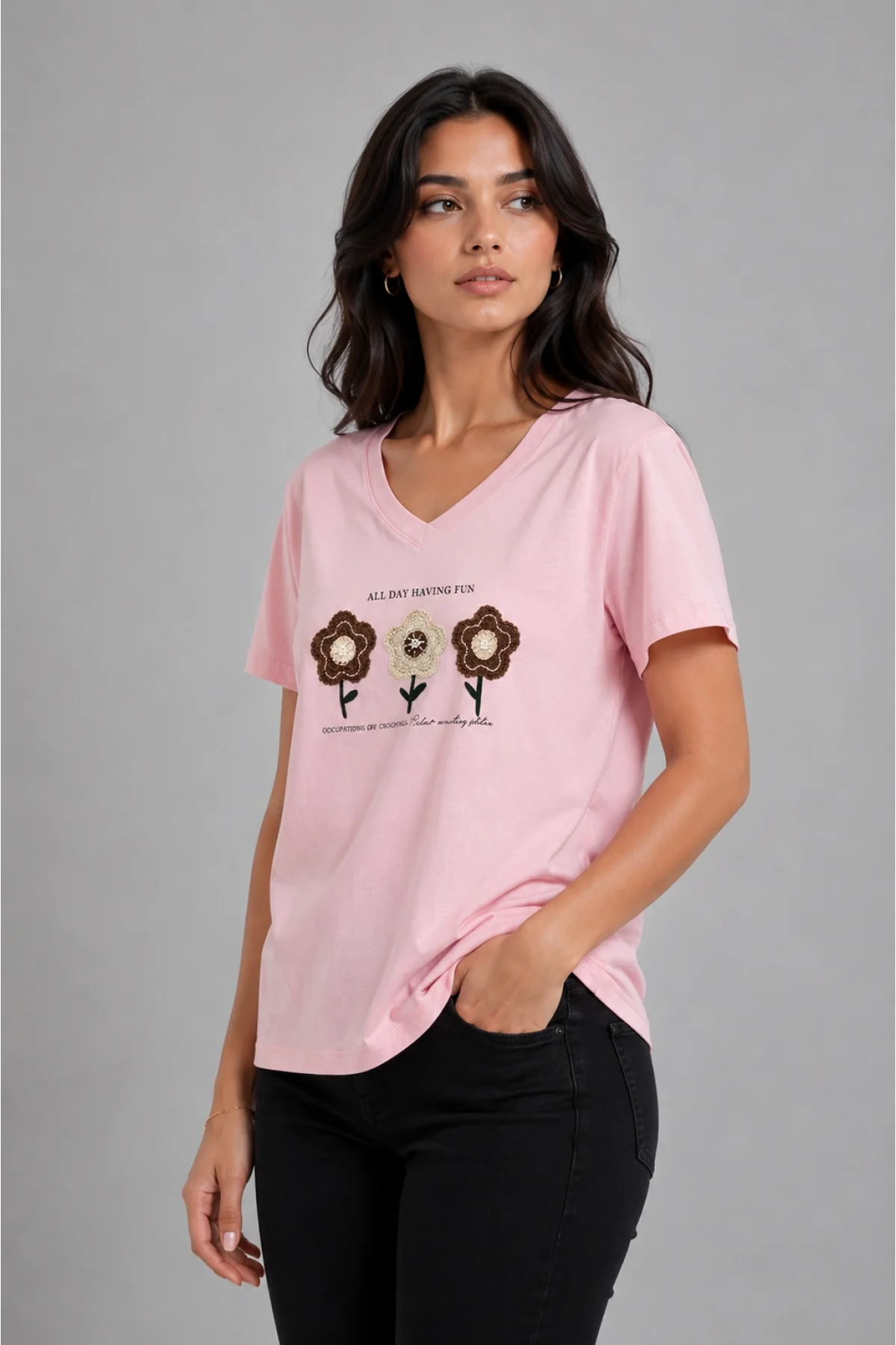 Kadın Pembe V Yaka %100 Pamuklu Boncuk Nakış İşlemeli T-Shirt Çiçekli