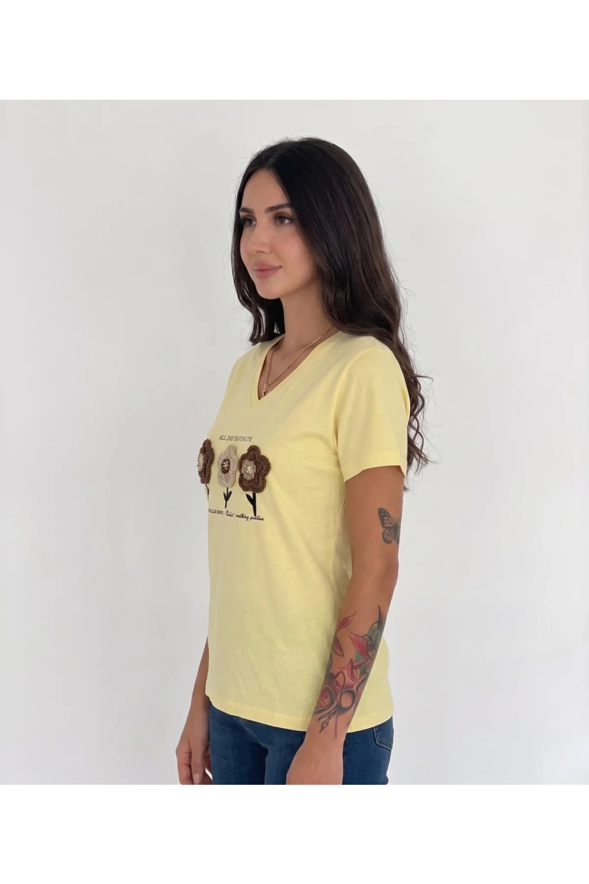 Kadın Sarı V Yaka %100 Pamuklu Boncuk Nakış İşlemeli T-Shirt Çiçekli