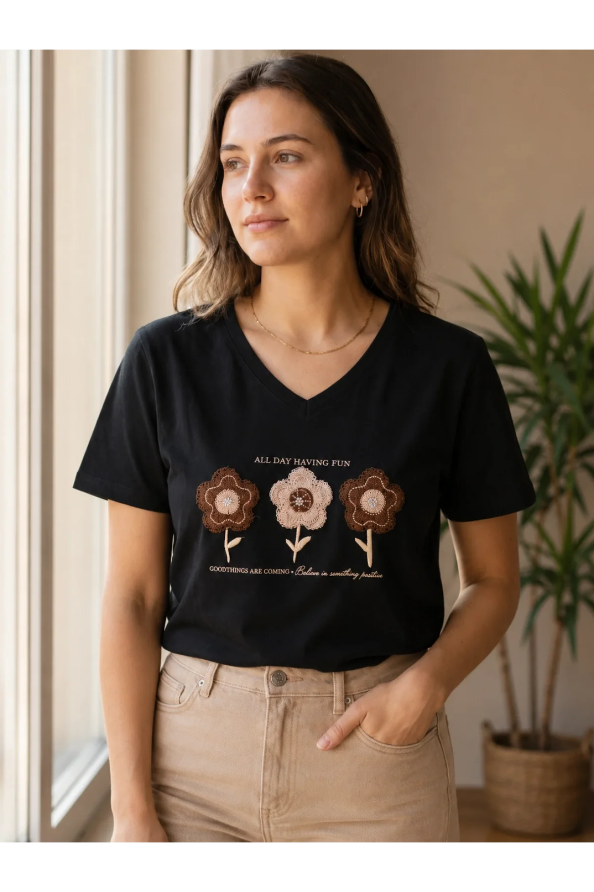 Kadın Siyah V Yaka %100 Pamuklu Boncuk Nakış İşlemeli T-Shirt Çiçekli