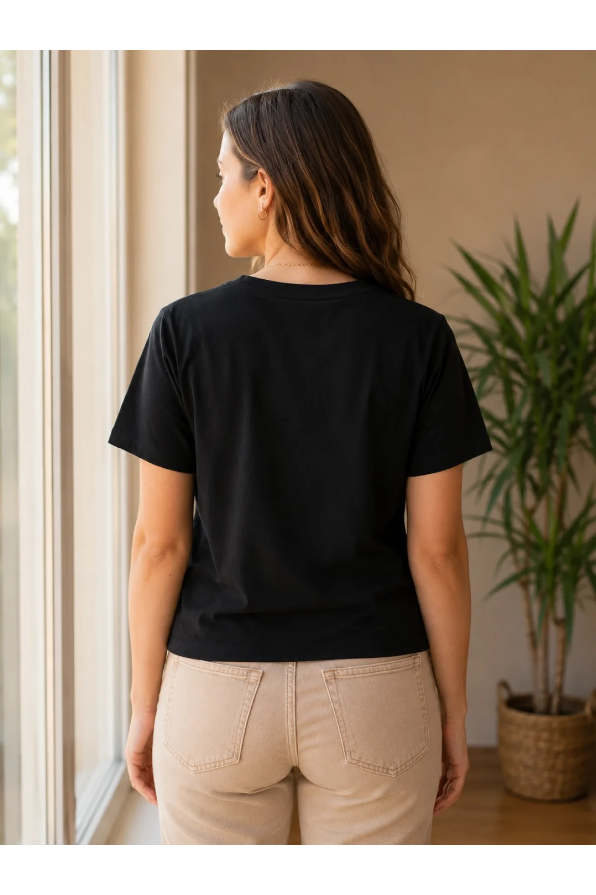Kadın Siyah V Yaka %100 Pamuklu Boncuk Nakış İşlemeli T-Shirt Çiçekli