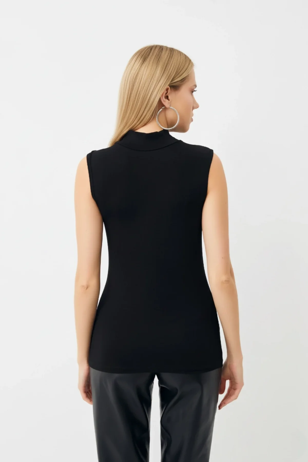 Kadın Siyah Yarım Balıkçı Yaka Kolsuz Pamuklu Basic Body Bluz