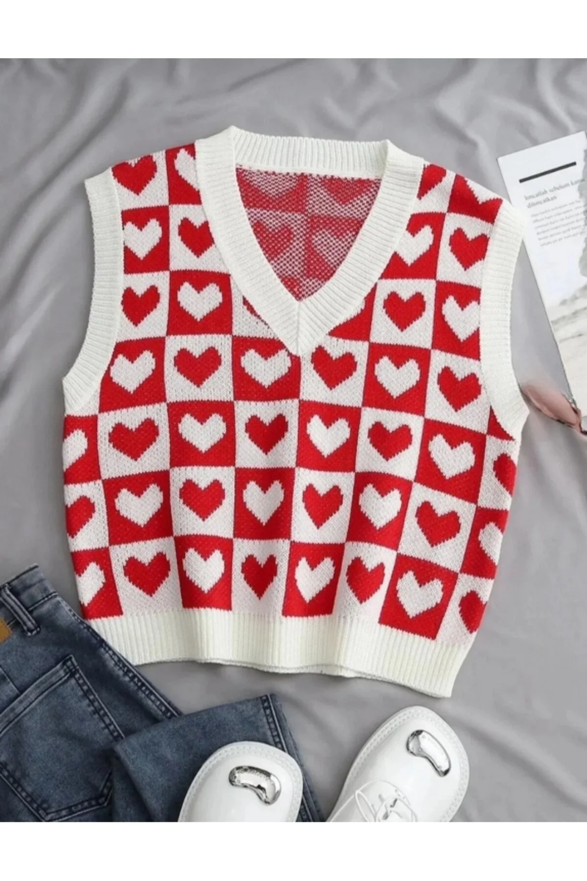 Kadın Kırmızı Beyaz Dama ve Kalp Desenli V Yaka Triko Süveter