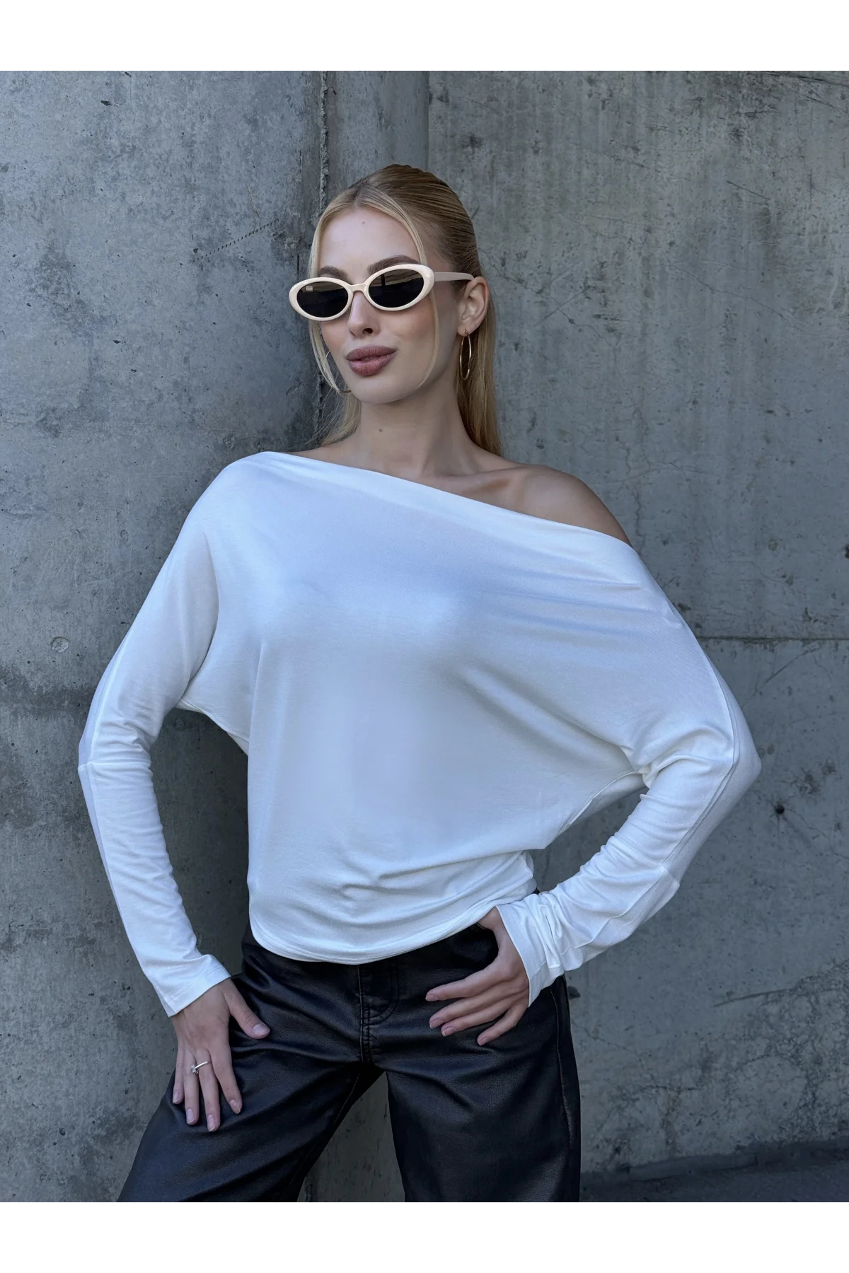 Kadın Ekru Düşük Omuz Kayık Yaka Drapeli Uzun Kollu Vücudu Saran Bluz