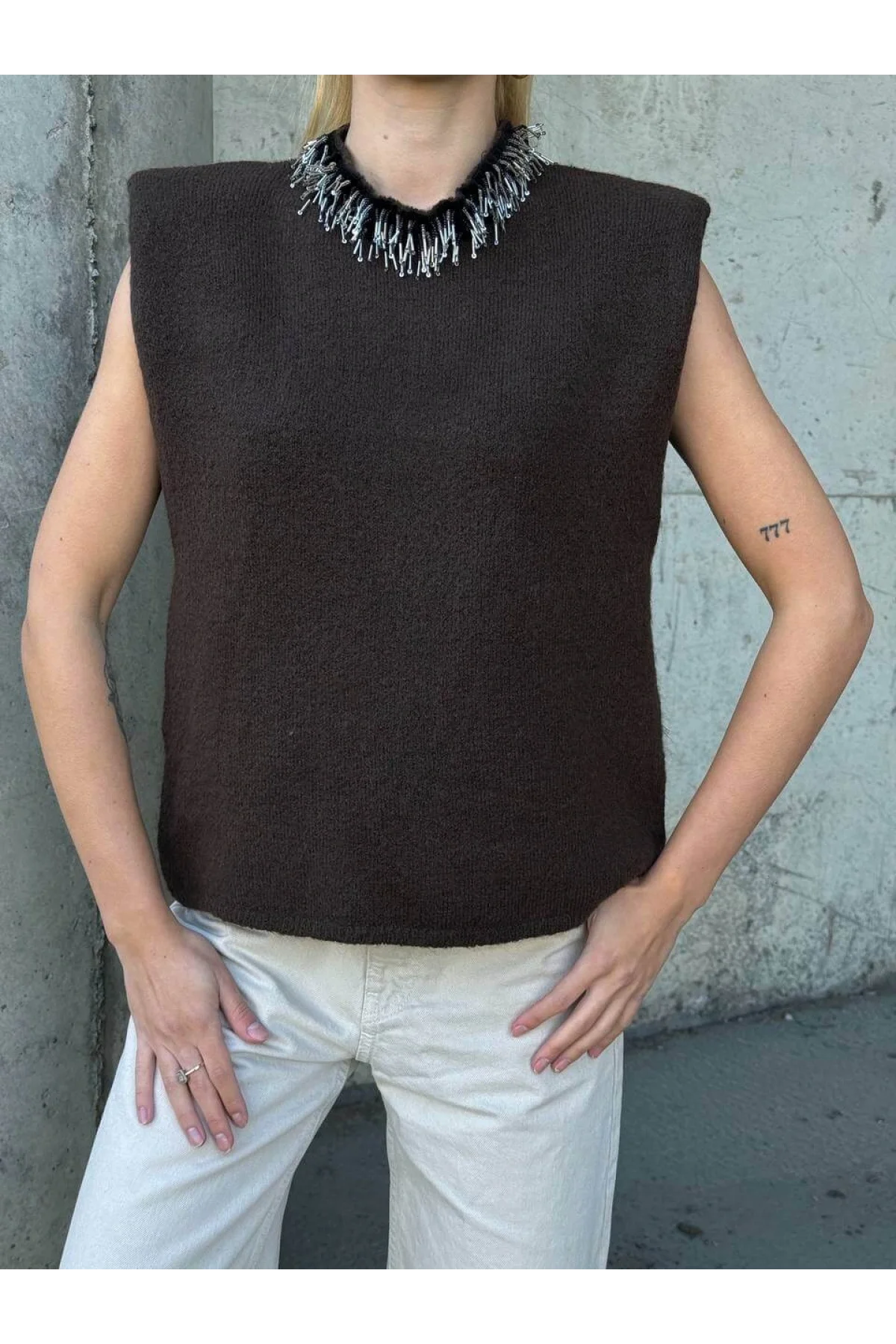 Kadın Kahve Yakası Kristal Taş İşlemeli Vatkalı Omuzlu Kolsuz Triko Süveter