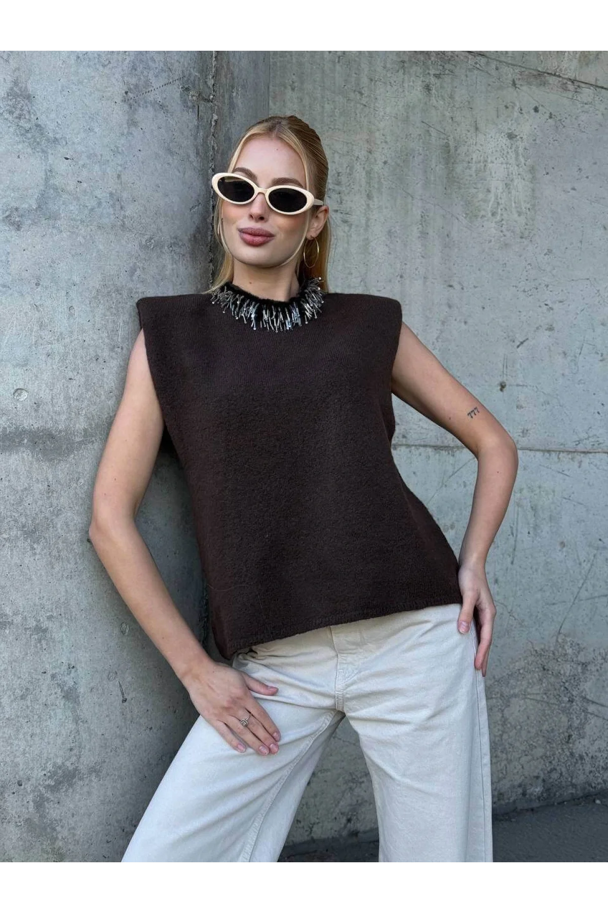Kadın Kahve Yakası Kristal Taş İşlemeli Vatkalı Omuzlu Kolsuz Triko Süveter