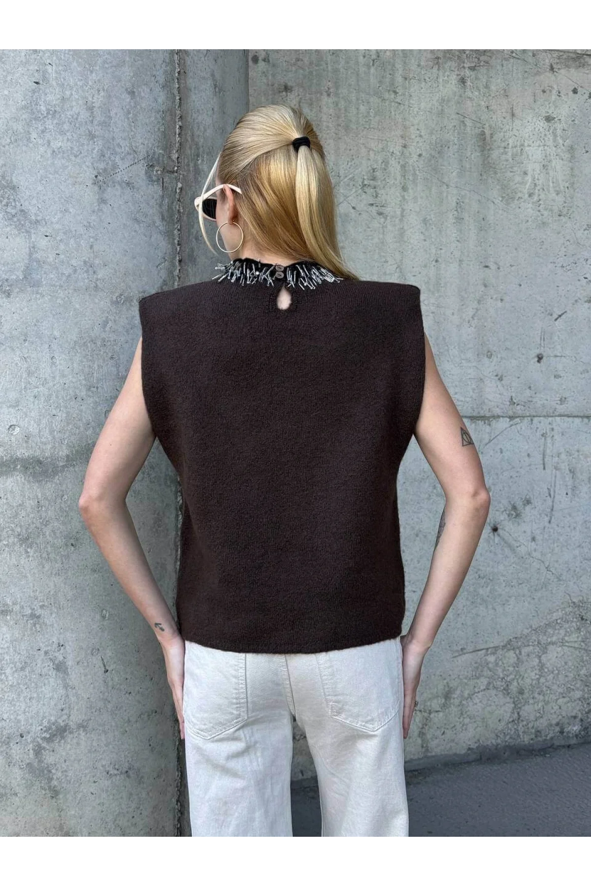 Kadın Kahve Yakası Kristal Taş İşlemeli Vatkalı Omuzlu Kolsuz Triko Süveter