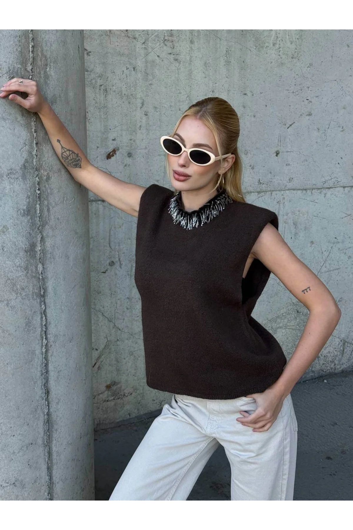 Kadın Kahve Yakası Kristal Taş İşlemeli Vatkalı Omuzlu Kolsuz Triko Süveter