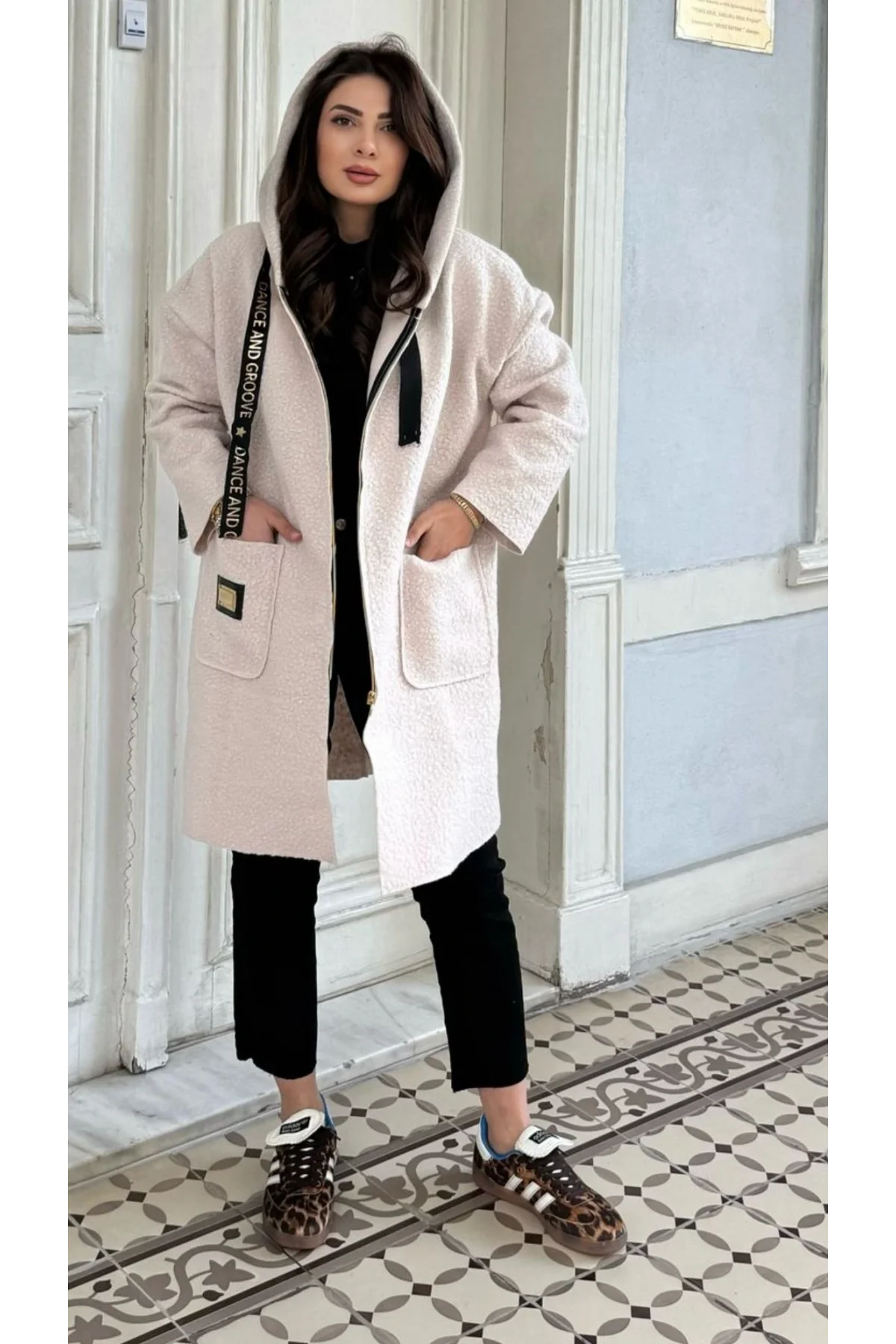 Kadın Krem Kapüşonlu Fermuarlı Cepli Oversize Buklet Kaban Mont Hırka