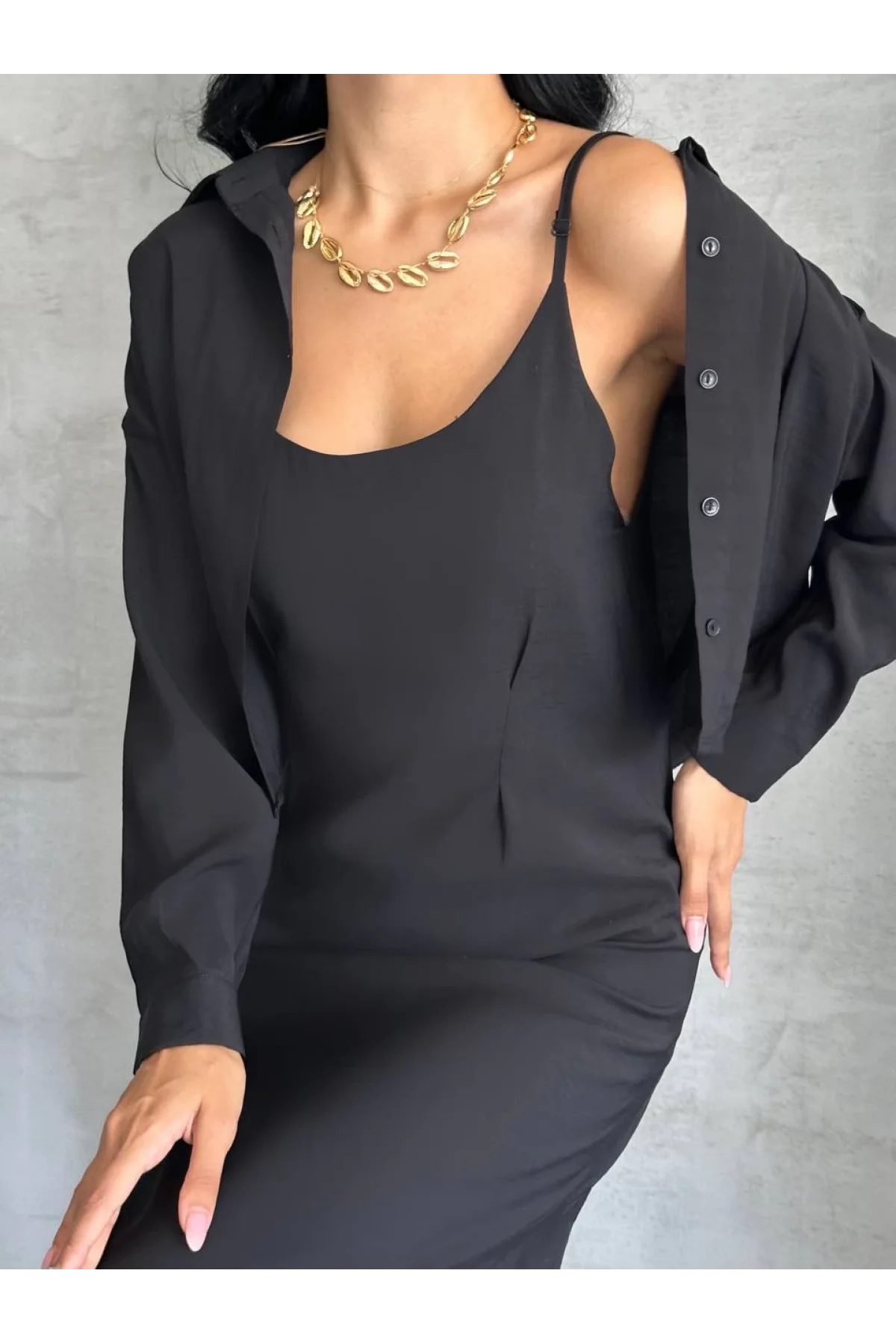 Kadın Siyah Dokuma Kumaş Crop Gömlek ve U Yaka Askılı Uzun Elbise İkili Takım