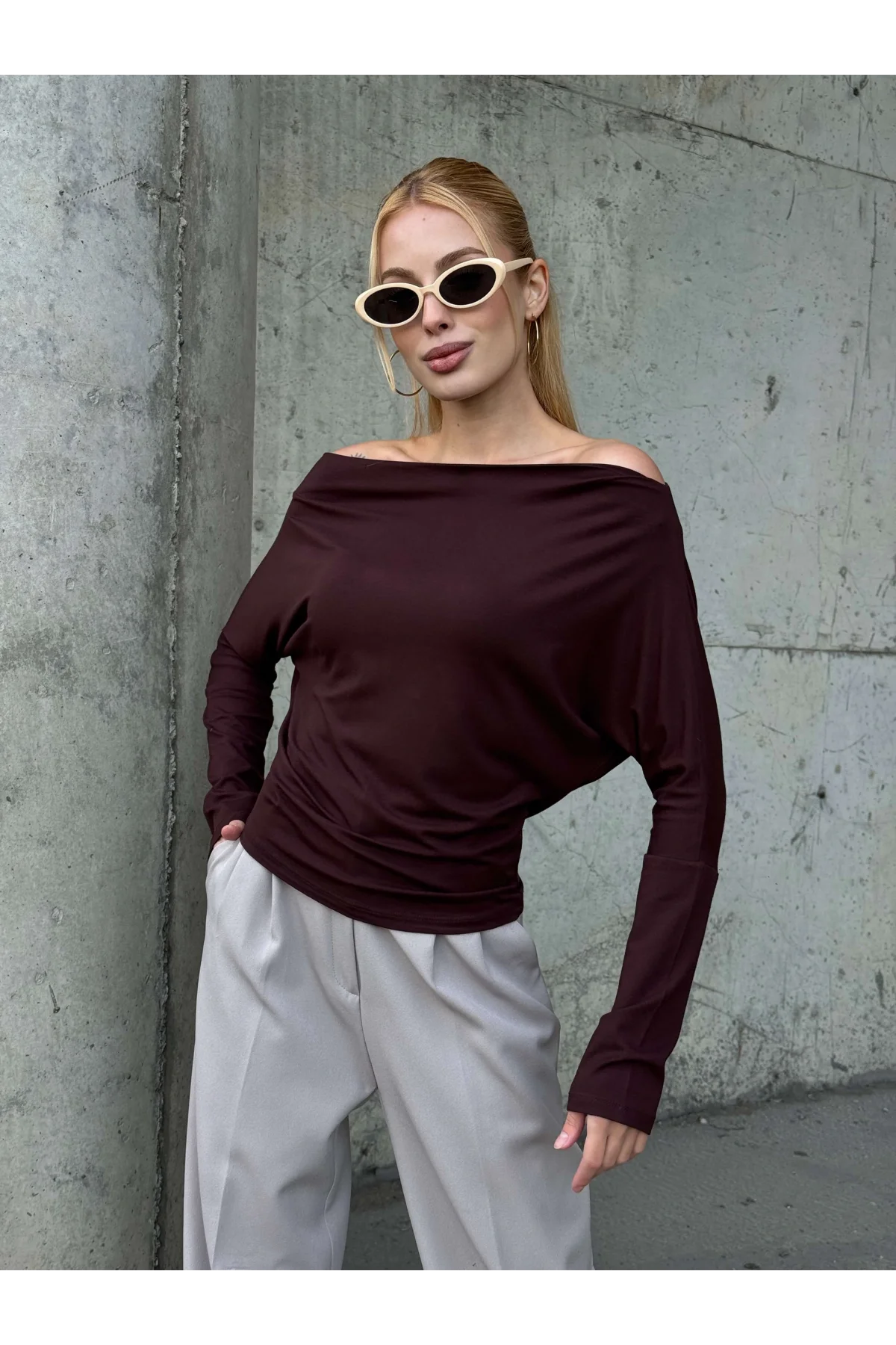 Kadın Acı Kahve Çift Katlı Sandy Kumaş Madonna Yaka Yarasa Kol Drapeli Bluz