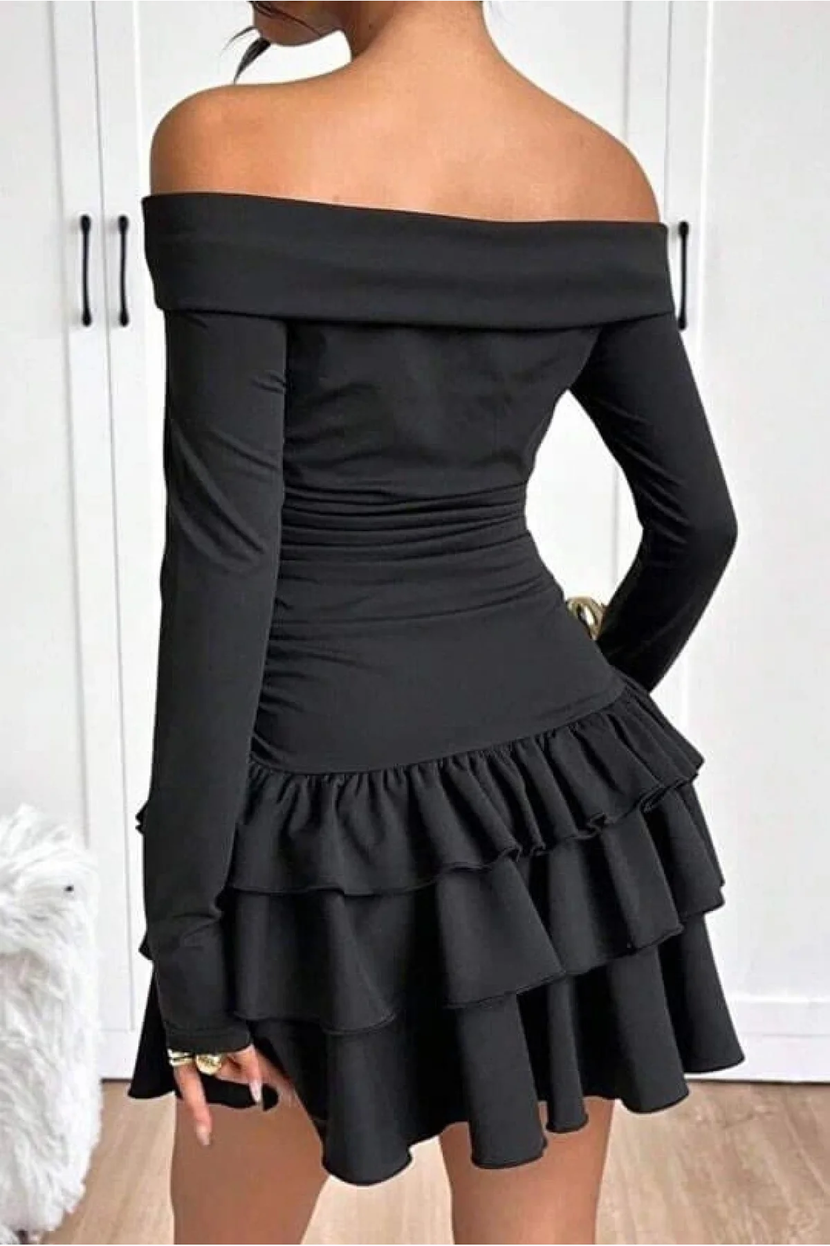 Kadın Siyah Madonna Yaka Kat Kat Fırfırlı Etekli Sandy Kumaş Mini Elbise