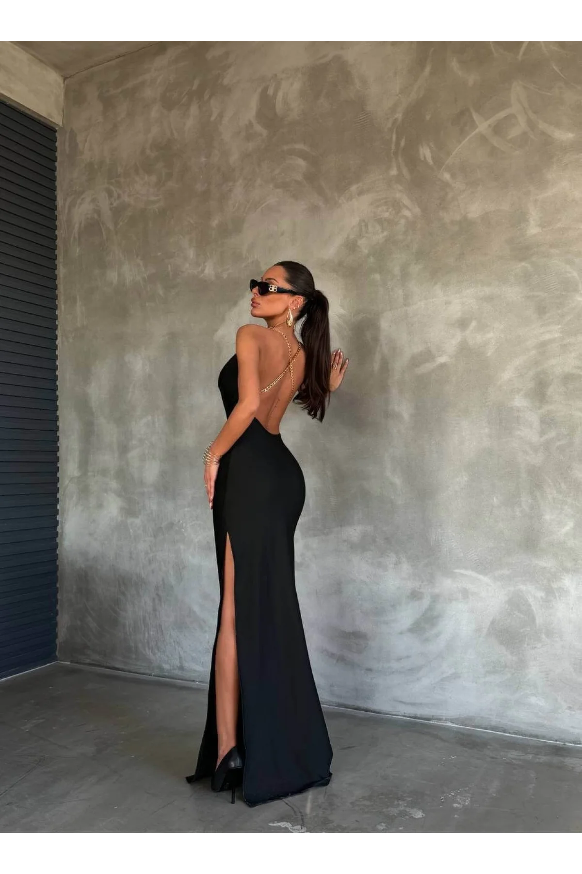 Kadın Siyah Zincir Askılı Sırt Dekolteli Yırtmaçlı Saten Abiye Maxi Elbise
