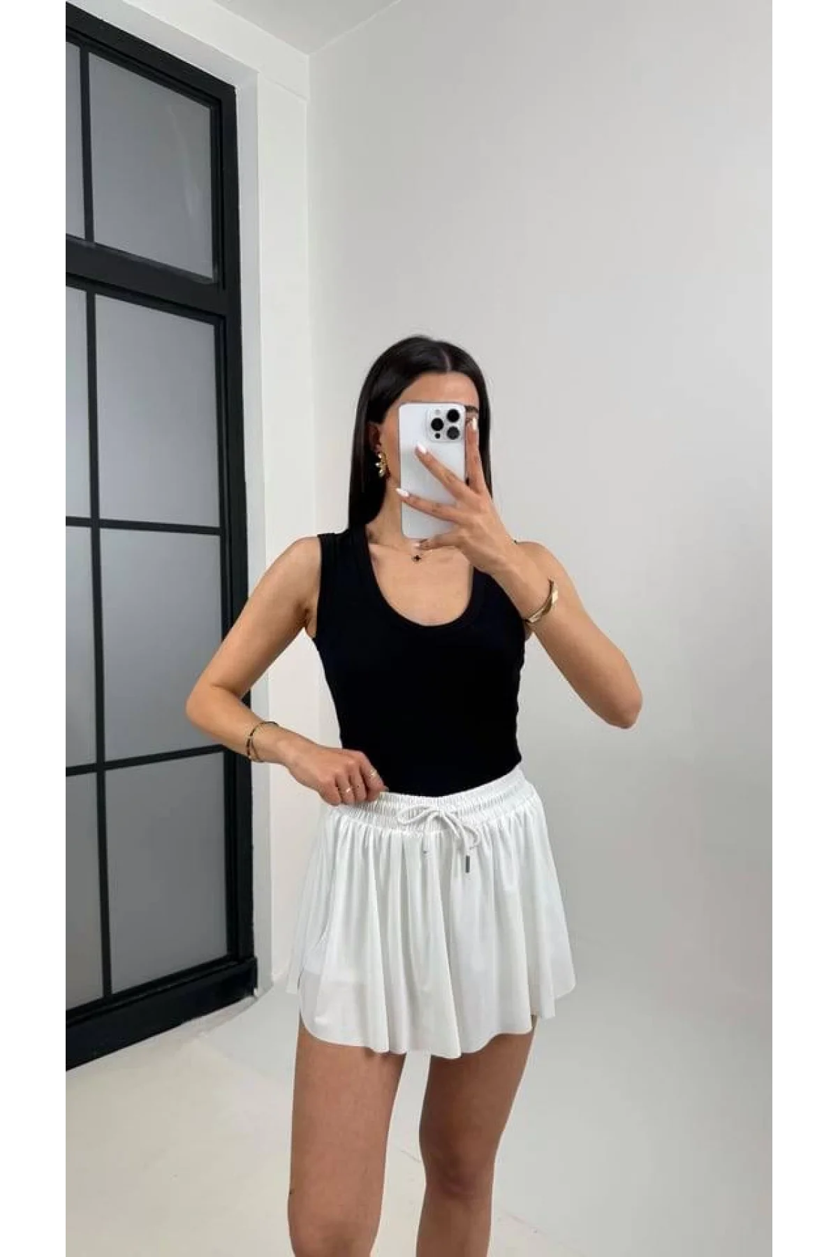 Kadın Yüksek Bel Beli Lastikli ve Bağcıklı Pileli Rahat Kesim Şort Etek - Beyaz