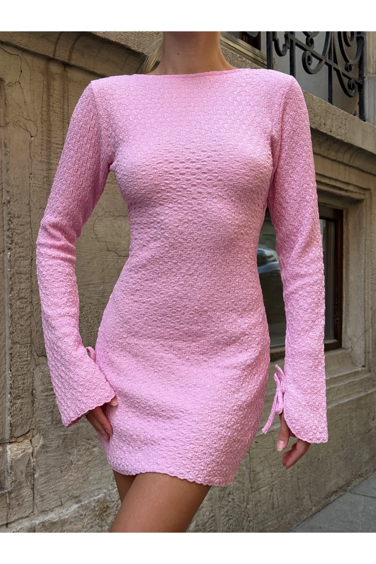 Kadın Kayık Yaka Uzun İspanyol Kol Sırtı Açık Dokulu Örme Mini Elbise - Pembe