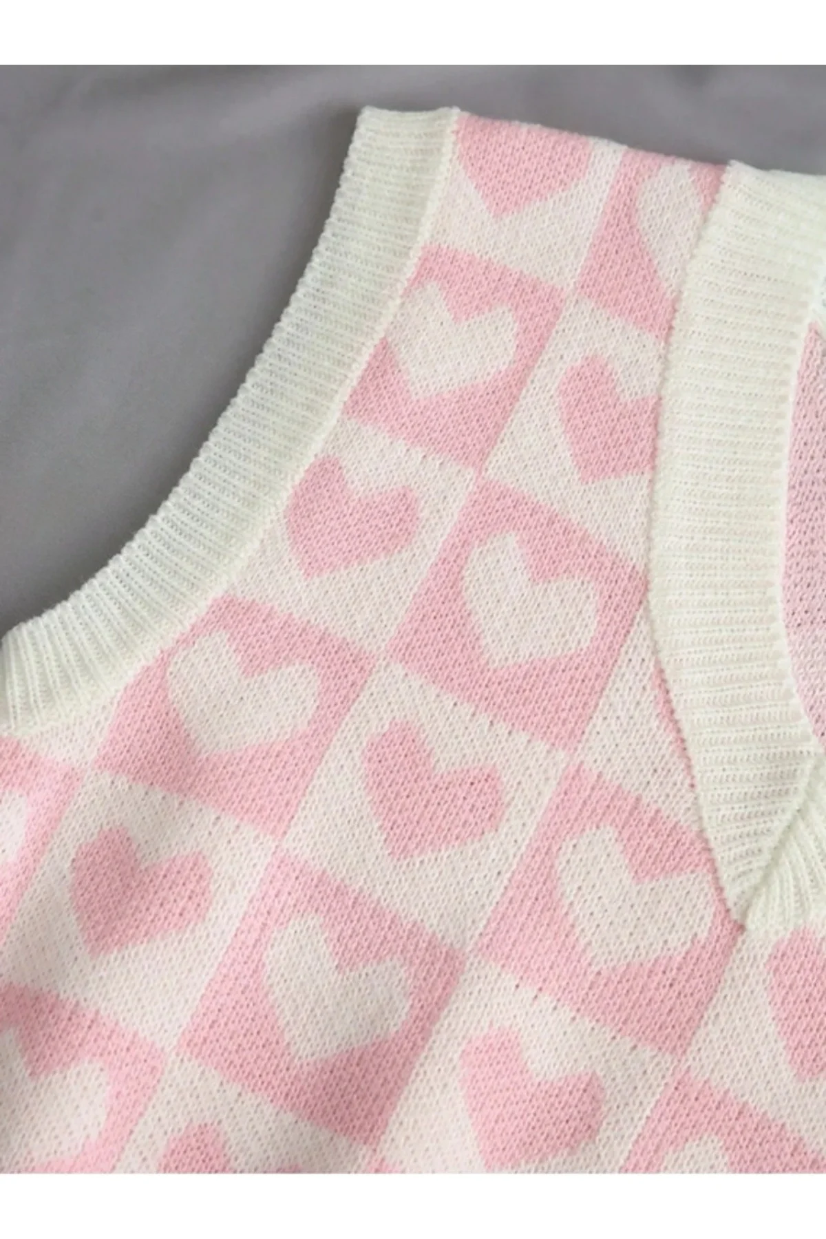 Kadın Pembe Beyaz Dama ve Kalp Desenli V Yaka Triko Süveter