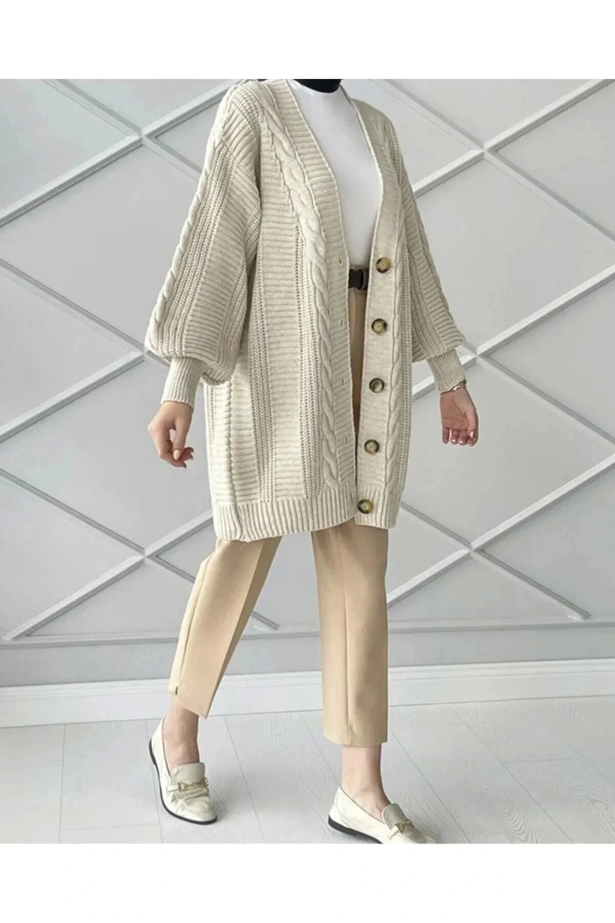 Kadın Krem Saç Örgü Desenli Düğmeli Balon Kol Oversize Uzun Triko Hırka