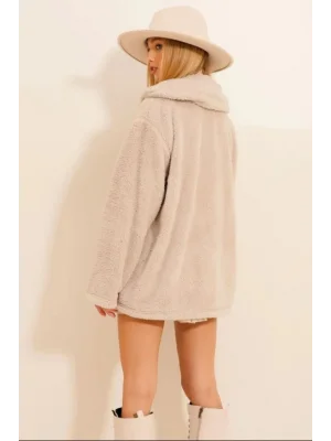 Kadın Bej Oversize Düğmeli Cepli Kuzu Peluş Kürklü Kapüşonlu Kaban Mont
