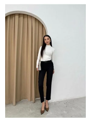 Kadın Siyah Kemerli Dar Paça Pantolon – Şıklığın Ve Rahatlığın Buluşması!