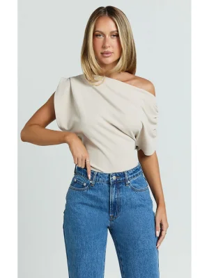 Omzu Düşük Asimetrik Yaka Bluz