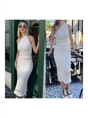 MetuCa Kadın Tek Omuz Crop Bluz ve Yırtmaçlı Midi Boy Etek Gofre Kumaş Takım - Beyaz