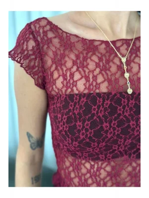 MetuCa Kadın Kayık Yaka Kısa Kollu File Desenli Göğüs Şeritli Dantel Transparan Bluz - Bordo