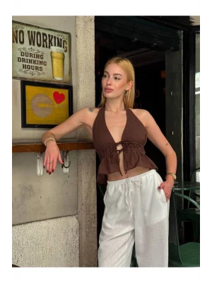 MetuCa Kadın Halter Yaka Boyundan ve Önden Bağlamalı Sırtı Açık Fırfırlı Crop Bluz - Kahverengi