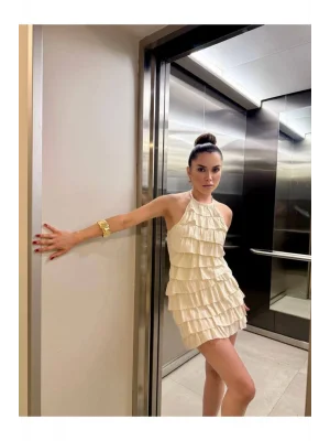 MetuCa Kadın Halter Yaka Boyundan Bağlamalı Sırtı Açık Kat Kat Fırfırlı Mini Etekli Takım - Ekru