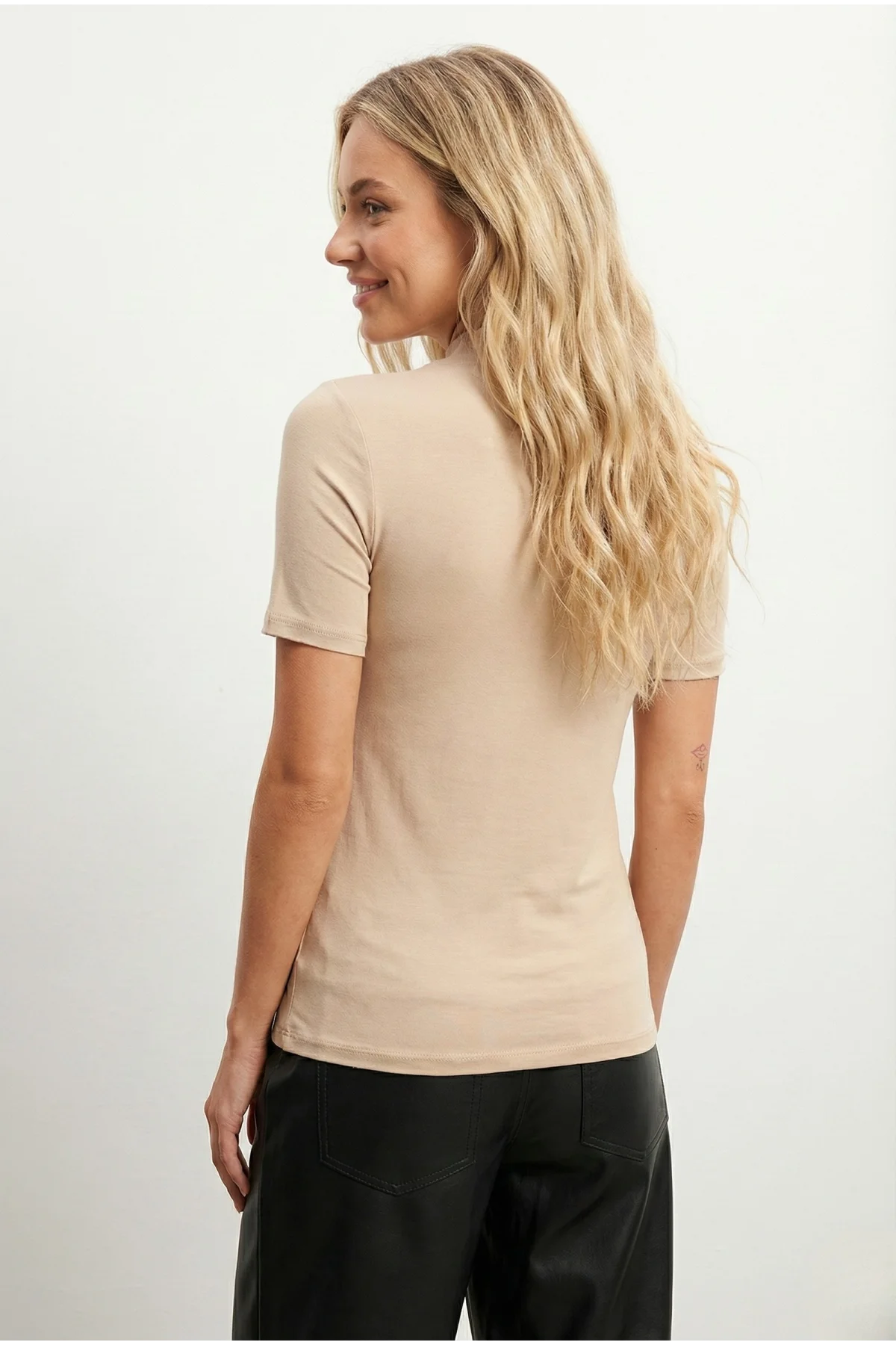 Kadın Bej Yarım Balıkçı Yaka Kısa Kollu Esnek Likralı Pamuklu Basic Bluz