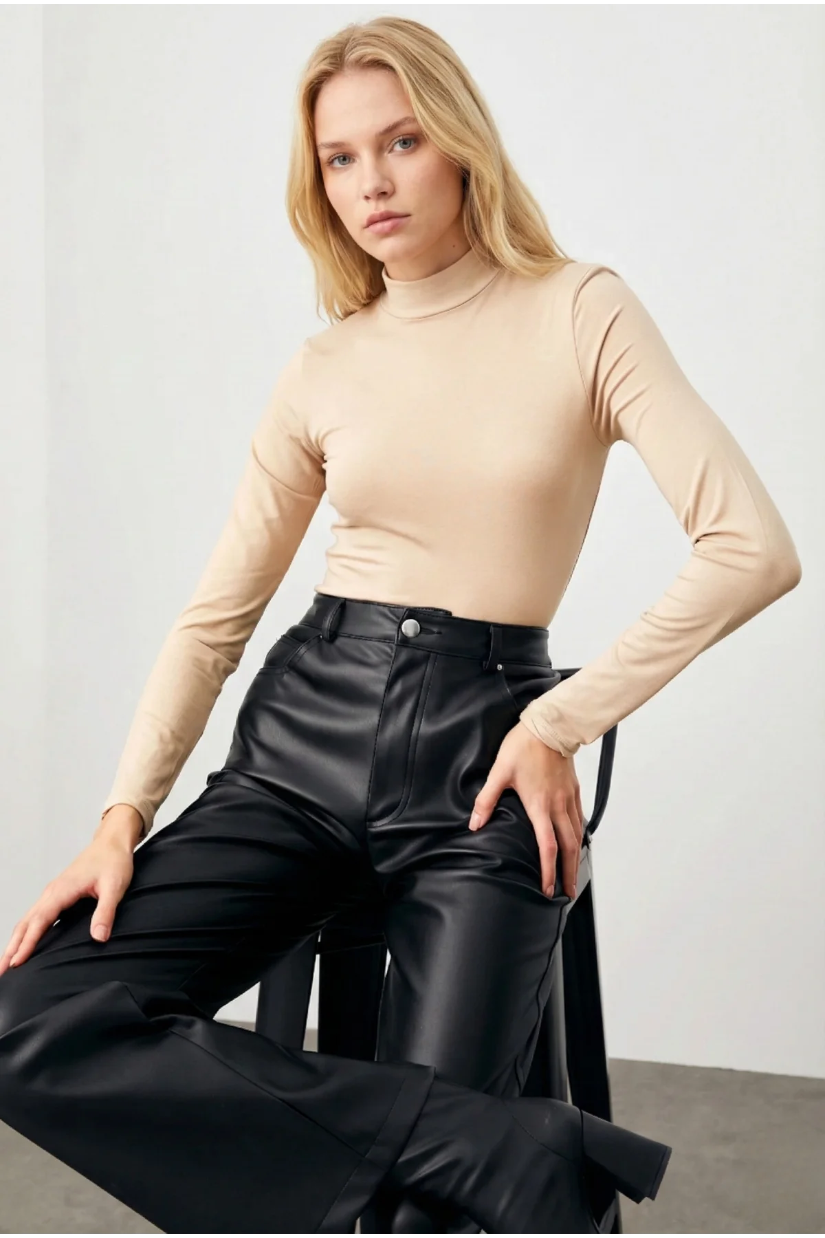 Kadın Bej Yarım Balıkçı Yaka Uzun Kollu Vücudu Saran Esnek Pamuklu Bluz