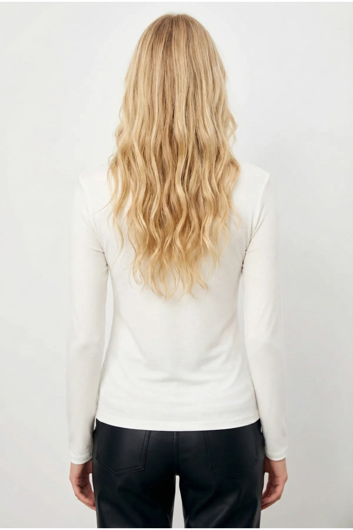 Kadın Beyaz Yarım Balıkçı Yaka Uzun Kollu Vücudu Saran Esnek Pamuklu Bluz