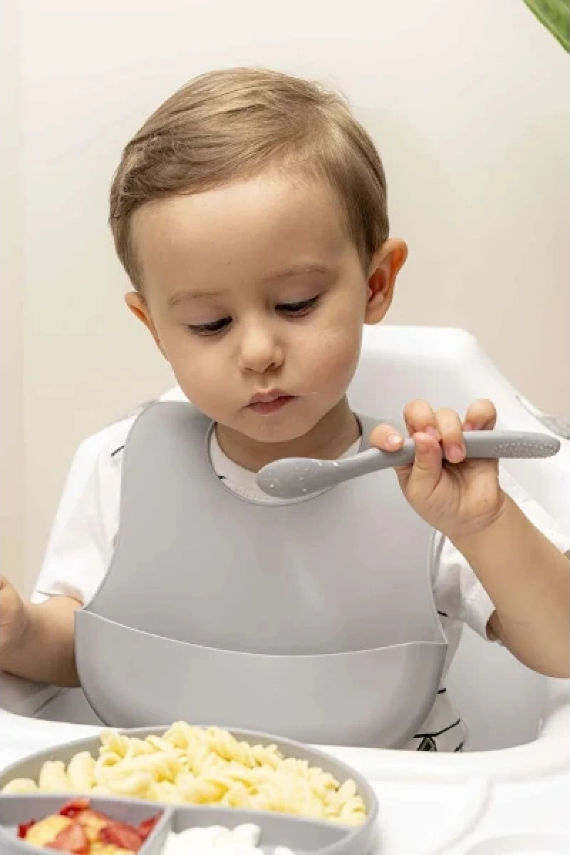 Gri 3’lü Silikon Yemek Seti – Önlük + Diş Kaşıyıcılı Kaşık + Vakumlu Tabak