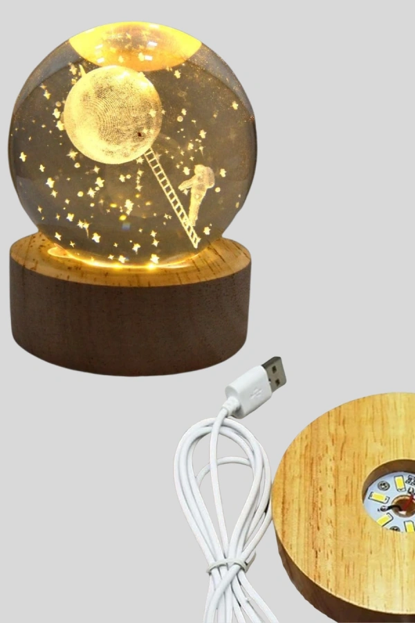 5 cm 3D Kristal Astronot Küre Lamba – Dekoratif LED Işıklı Ahşap Stand