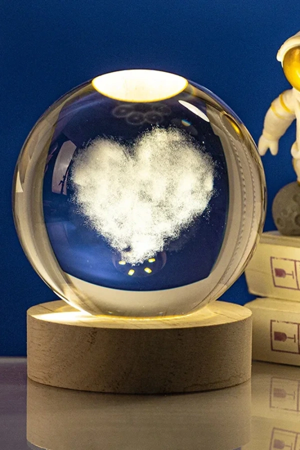 Ahşap Altlıklı Kalp Tasarımlı Cam Küre