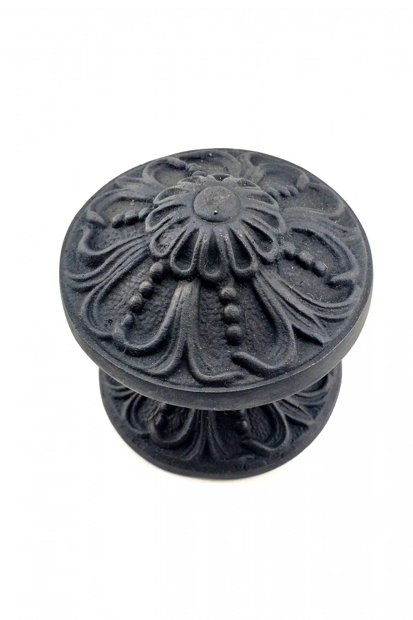 Antika Tarz Dekoratif Pirinç Çiçekli Kapı Tokmağı - 80 mm Çap, Oksit
