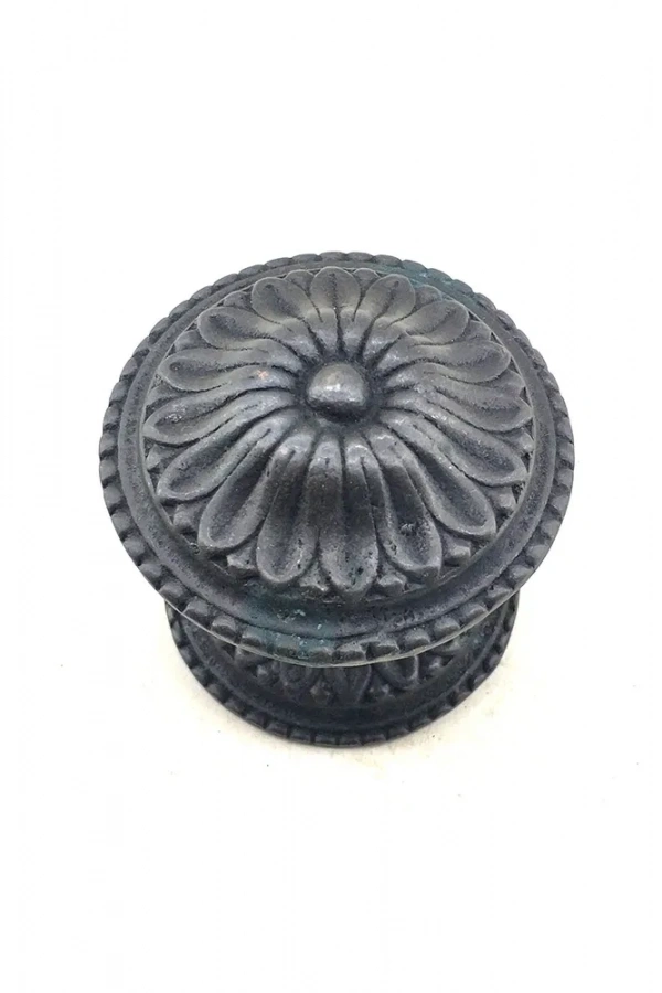 Antika Tarz Dekoratif Pirinç Papatya Kapı Babası - 73mm, Oksit